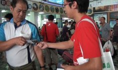 Narconon Taiwan distributing drug education booklets