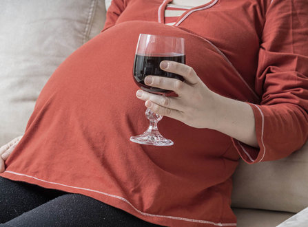 pregnant woman drinking alcohol