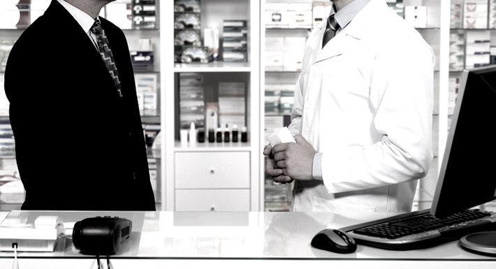 Pharmacist pushing fentanyl to doctor